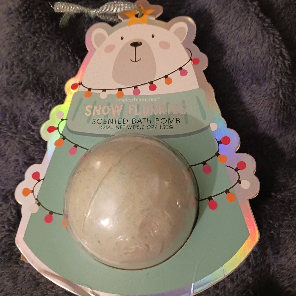 Simple Pleasures "Snow Flurries) HUGE BATH BOMB